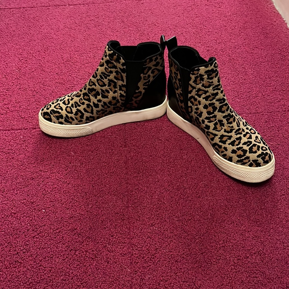 Steve Madden leopard sneakers. Size 7.5 - Picture 4 of 4